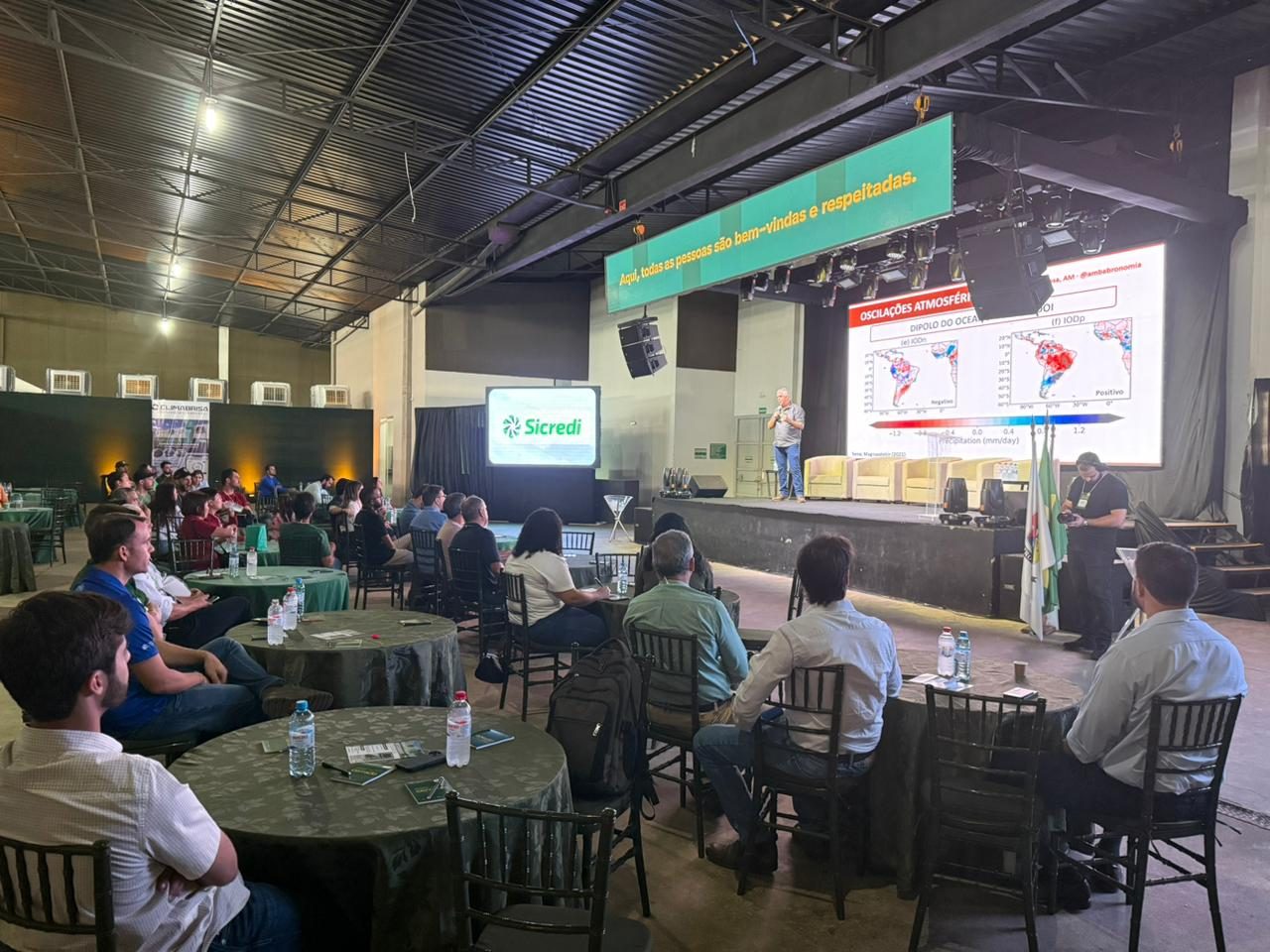 Palestra para produtores em auditório