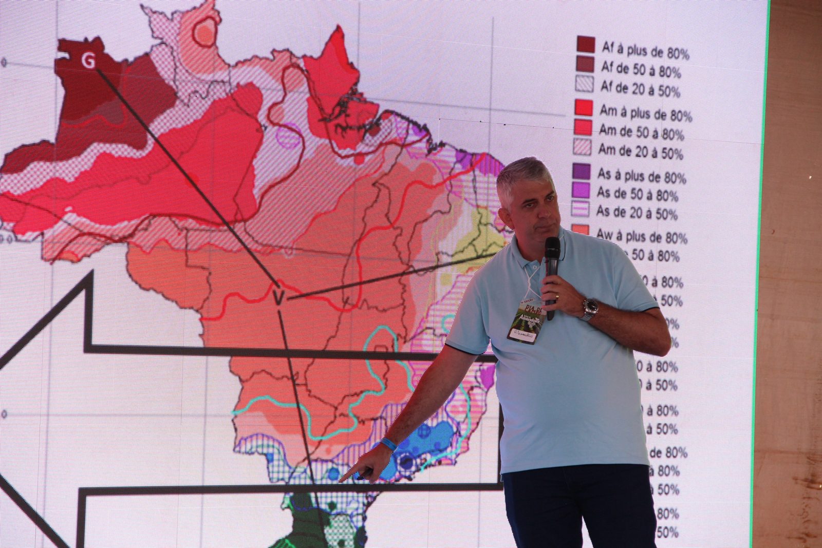 Alexandrius Barbosa apresentando mapa climático do Brasil